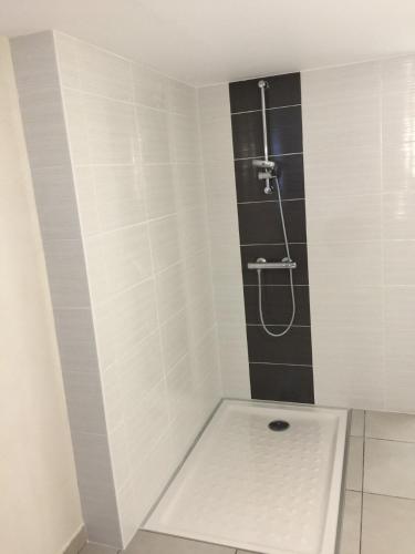 REZ DE JARDIN - 1 à 4 PERS - PROX CNPE BUGEY - VALLEE BLEU - VIA RHONA
