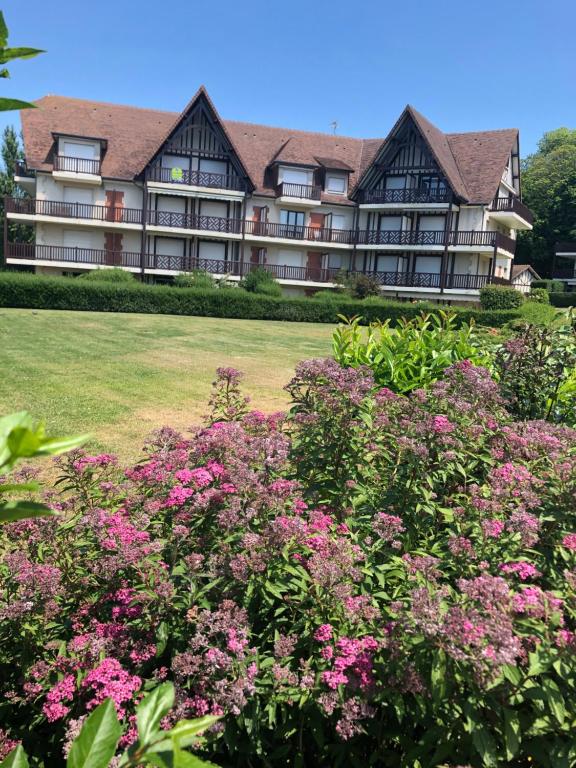 Appartement Rez de jardin au calme sur les hauteurs de Trouville Le Petit Nid Bat A Hall A1 Résidence Columbia - 14 Avenue Marcel Proust 14360 Trouville-sur-Mer