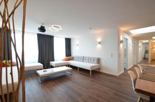 Rhapsody In Roof * Central * New