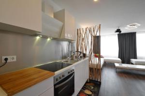 Rhapsody In Roof * Central * New