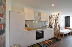 Rhapsody In Roof * Central * New
