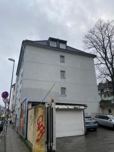 Riesen Bett, Straßenbahn vor der Tür, beste Lage