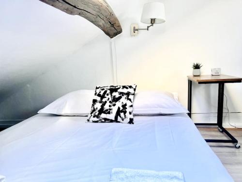 Right next to the Champs-Élysées! Studio with washer and kitchen!