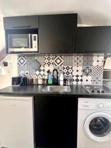 Right next to the Champs-Élysées! Studio with washer and kitchen!