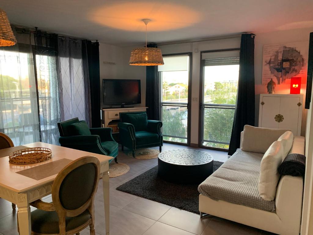 Appartement Rive Gauche - Marina - Port Frejus B-28 - 2 EME ETAGE 357 Rue de la Fregate 83600 Fréjus