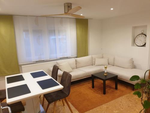 RK79 Ferienwohung mit 4 Zimmer Garten & Pool nähe Klinikum U-Bahn & S-Bahn zum Messegelände Nürnberg