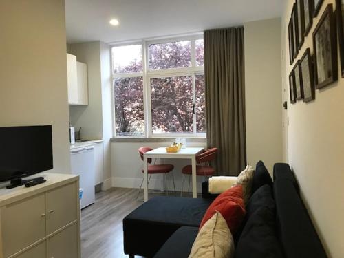 Romantic Renewed 1 Bedroom Apartment at Areeiro