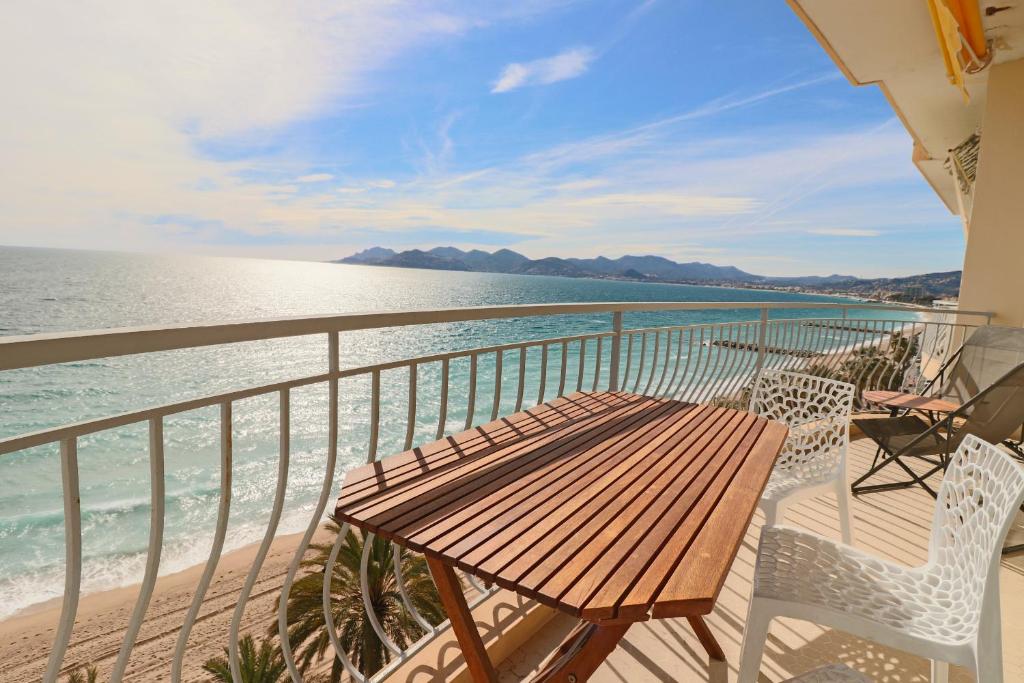 ROOFTOP DE LA PLAGE Charming apartment on seafront with superb roof terrace Les palais de la plage 1 Avenue Laugier, 06400 Cannes