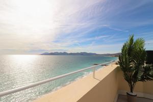 ROOFTOP DE LA PLAGE Charming apartment on seafront with superb roof terrace