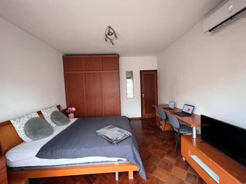 Room in central Lisbon, balcony, and free WiFi