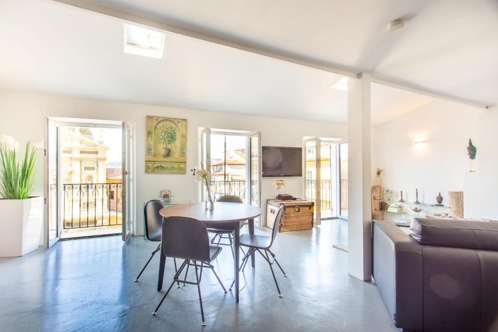 ROSS 5- F2, LUMINEUX, BALCON, LOFT, CLIM, Vieux-Nice 3 Rue Rossetti, 06300 Nice