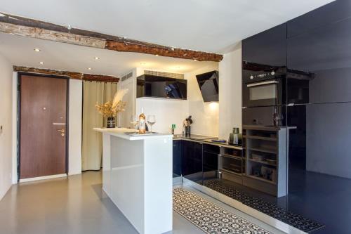 ROSS 5- F2, LUMINEUX, BALCON, LOFT, CLIM, Vieux-Nice