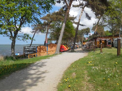 Rotes Strandhaus mit Boot am Salzhaff, 50m zum Strand