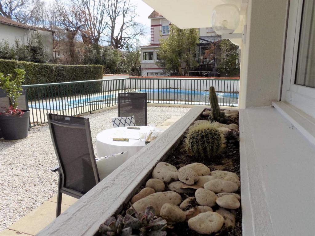 Appartement Royan - APPARTEMENT en REZ-DE-JARDIN - résidence LA BERGERE DE MIRBOIS 10 Allée Jacqueline 17200 Royan