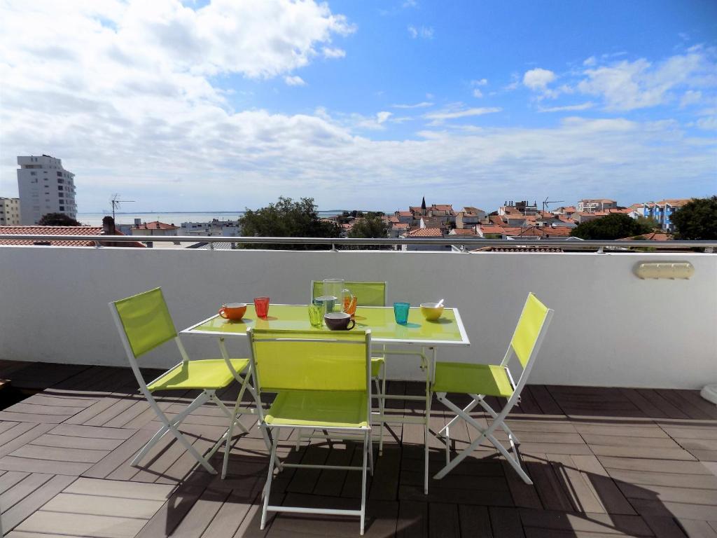 Appartement Royan - FONCILLON - APPARTEMENT avec TERRASSE et VUE MER - classé 2 étoiles 39 rue Paul Métadier 17200 Royan