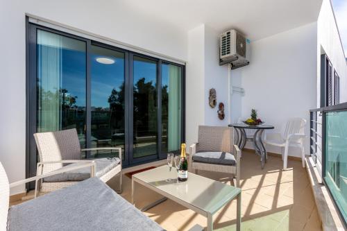 Sacha's sweet home, lovely 2 bedroom apartment, walking distance to town, beach and marina