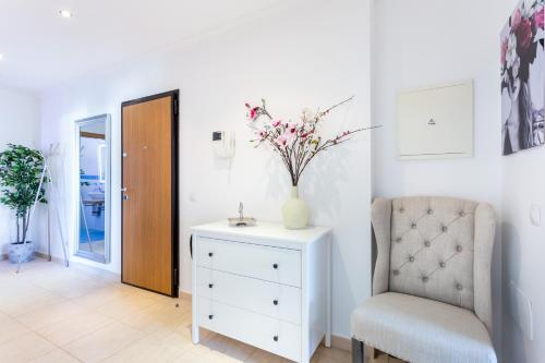 Sacha's sweet home, lovely 2 bedroom apartment, walking distance to town, beach and marina