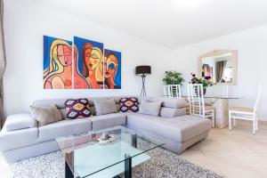 Sacha's sweet home, lovely 2 bedroom apartment, walking distance to town, beach and marina