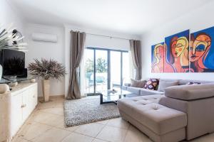 Sacha's sweet home, lovely 2 bedroom apartment, walking distance to town, beach and marina