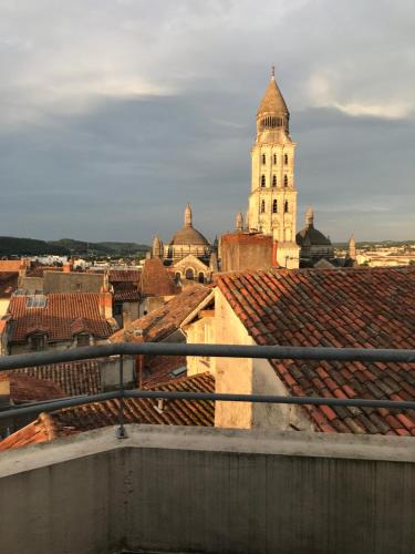 Saint-Front appartement hyper centre avec grande terrasse vue panoramique sur la cathédrale et les toits de Périgueux