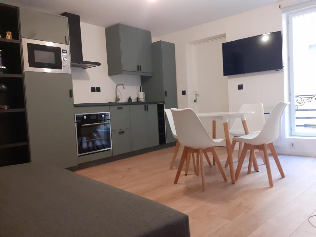 Appartement Saint-Germain-en-Laye: Grand studio en Centre Ville à 2 minutes du RER 4 Rue des Vieilles Boucheries 78100 Saint-Germain-en-Laye