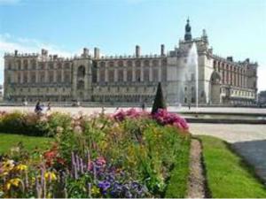 Saint-Germain-en-Laye: Grand studio en Centre Ville à 2 minutes du RER