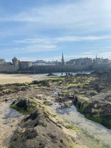 Saint-Malo : bel appartement -10min à pied intra/plages