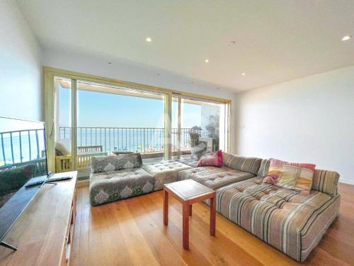 Salis Amazing waterfront apartment with sea views