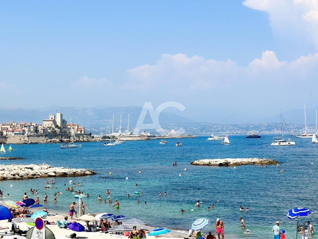 Appartement Salis Amazing waterfront apartment with sea views Empire du Soleil 38 Boulevard James Wyllie 06600 Antibes