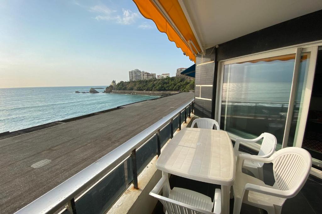 Salty Daze 1st line Studio Côte des Basques 180 ocean view - parking 9 boulevard du Prince de Galle, 64200 Biarritz
