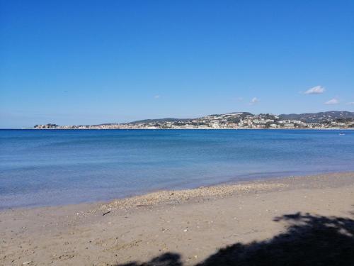 Sanary les gorguettes, studio avec terrasse vue mer