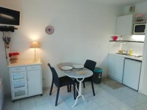 SANARY Port, Mer et Plages, studio avec parking