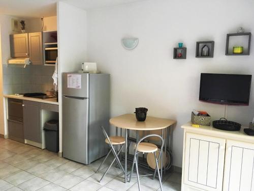 Sanary sur Mer Appartement 30m2 T2 avec terrasse Piscine 10min à pied de la plage
