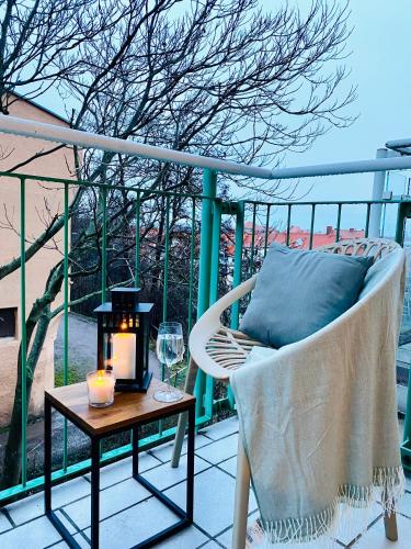 Saniertes Studio mit Balkon, WLAN, Smart-TV & Küche in City-Nähe