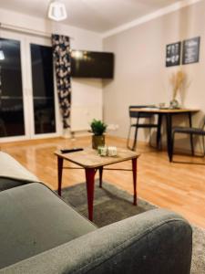 Saniertes Studio mit Balkon, WLAN, Smart-TV & Küche in City-Nähe