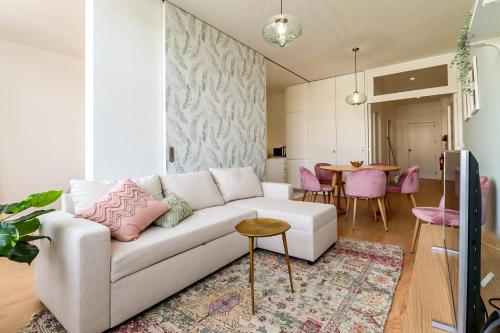Santa Luzia Views - Modern City Centre Apartment with Iconic Views