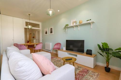 Santa Luzia Views - Modern City Centre Apartment with Iconic Views