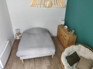 Scandinave - proche gare & centre-ville - stationnement - cour intérieure table & chaises