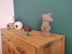Scandinave - proche gare & centre-ville - stationnement - cour intérieure table & chaises