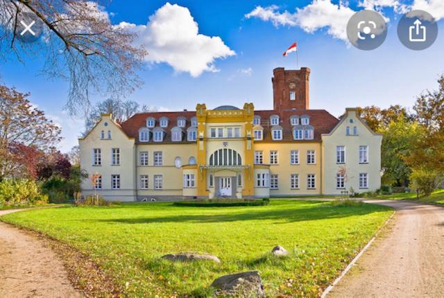 Schloss Lelkendorf Apartment Ulrichshusen Maisonette Fewo Mecklenburger Seenplatte mit Dachterrasse Schloßweg 8, 17168 Lelkendorf