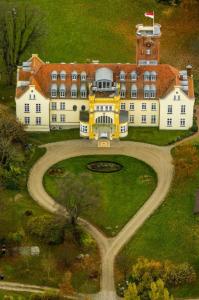 Schloss Lelkendorf Apartment Ulrichshusen Maisonette Fewo Mecklenburger Seenplatte mit Dachterrasse