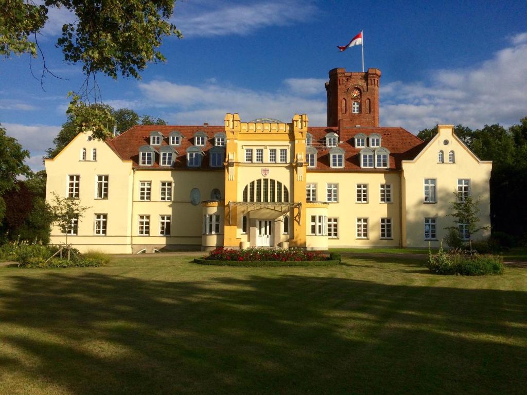 Schloss Lelkendorf - Fewo Parkblick Schlossweg 8 Westflügel, 17168 Lelkendorf