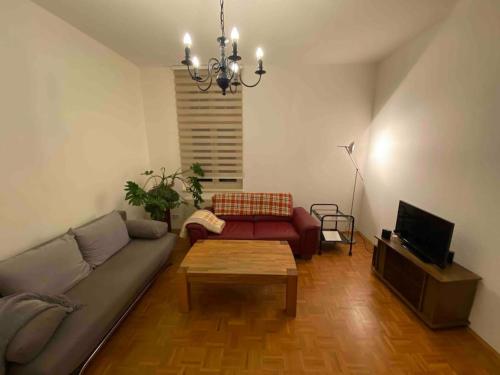 Schöne Altbauwohnung mit Grün in ruhiger Lage