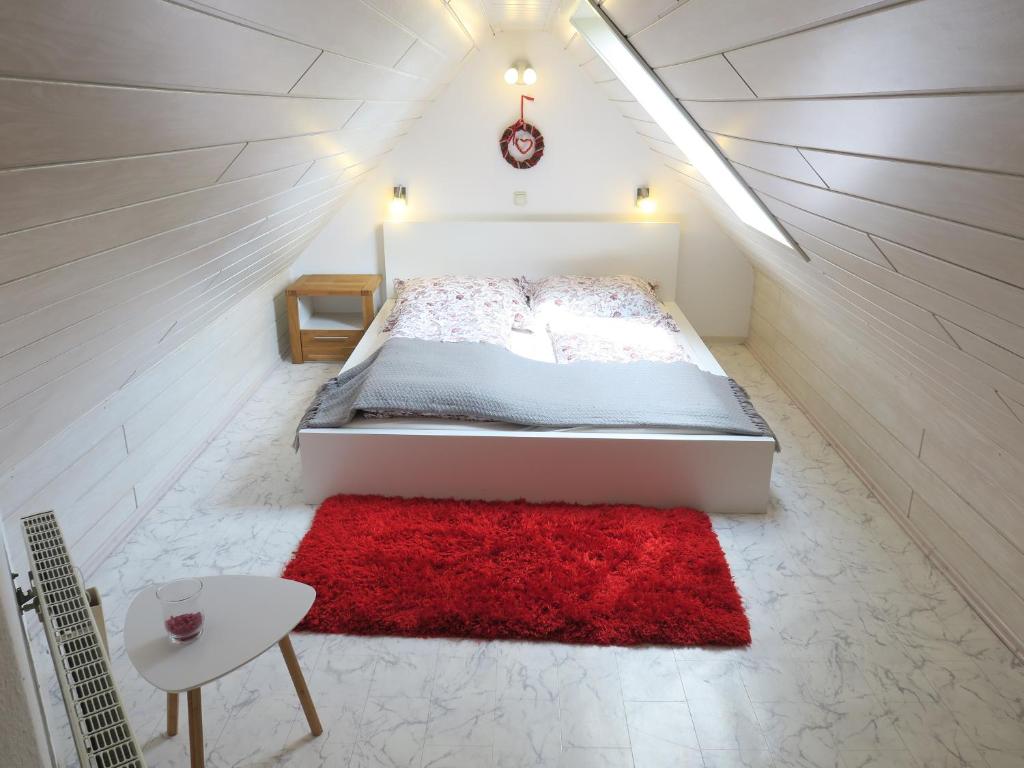 Appartement Schöne Dachgeschosswohnung in Villa mit zentrumsnaher Lage 1 August-Bebel-Straße 07907 Schleiz
