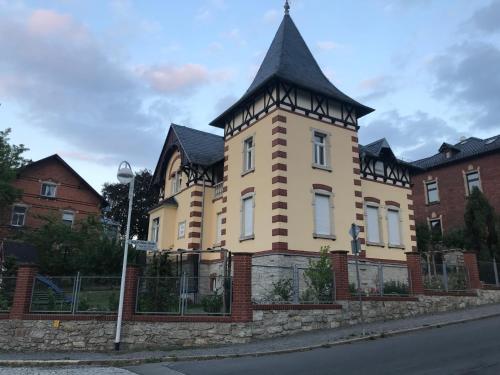 Schöne Dachgeschosswohnung in Villa mit zentrumsnaher Lage