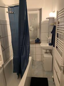 Schöne helle Wohnung mit Balkon und Küche
