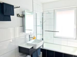 Schöne, neue Ferienwohnung am Rhein und mit Balkon