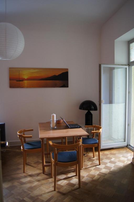 Appartement Schöne, ruhige und helle Ferienwohnung in Altstadtnähe! Rudolf-Breitscheid-Straße 19 1. OG hinten links 99423 Weimar