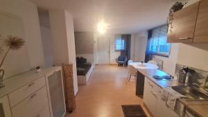 Schöne Souterrain Wohnung (WLAN/Parken kostenlos)