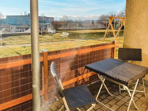 Schöne Wohnung, eigene Terrasse, privater Parkplatz, Wi-Fi, Waschmaschine, 3P